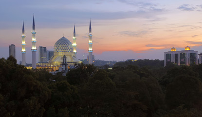 Fototapeta na wymiar The Sultan Salahuddin Abdul Aziz Shah Mosque