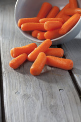 Karotten im Schälchen, servierfertig, grauer Holztisch