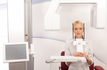 Junge Frau in einem zahnmedizinischen 3 D Scanner