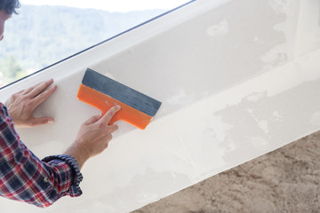 Handwerker arbeitet mit Spachtel, Freiburg, Deutschland