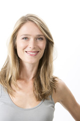 Junge blonde Frau vor weissem Hintergrund, Portrait
