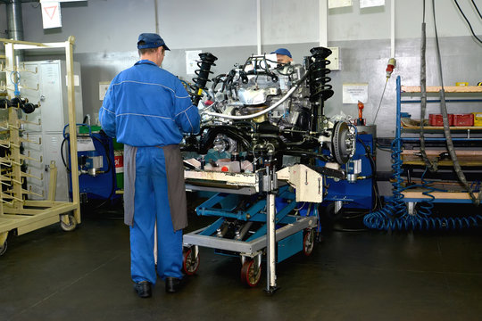 Work on a site of subassembly of automobile engines. Assembly sh