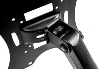 Uchwyt naścienny na telewizor na białym tle © Szymon Gryko