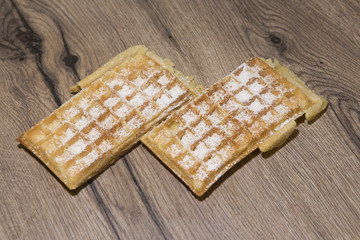 2 frische heiße Waffeln zum Mitnehmen