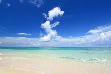 美しいエメラルドグリーンの海