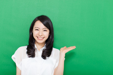 説明する女性