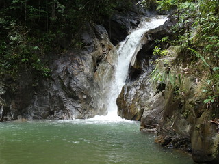 небольшой водопад