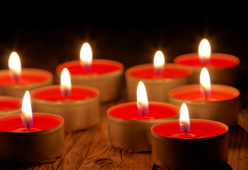 rote Teelichter