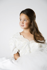 Naklejka premium Little girl in wedding dress