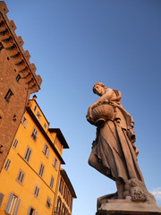 Fototapeta na wymiar Atardecer, palacio y escultura, Florencia, Italia