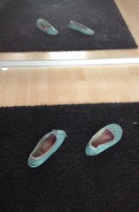 blaue Schuhe vor dem Spiegel