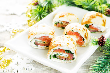 rolls with salmon, spinach and cream cheese