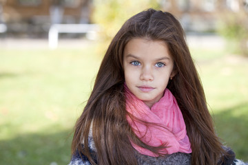 Fototapeta premium Beautifal little girl in the autumn park