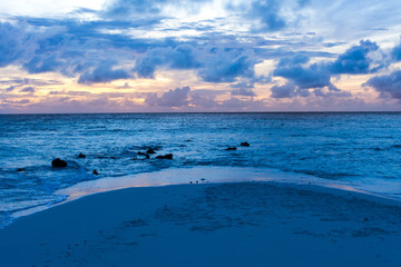 Fototapeta na wymiar Rest in Paradise - Malediven - Sonnenaufgang am Meer