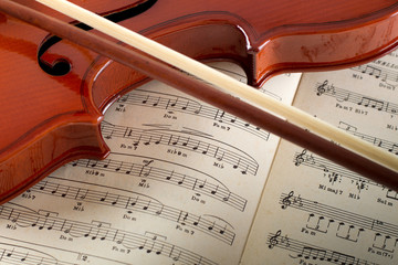 violino e archetto su pagine di musica