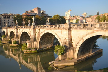 Malowniczy widok na most Świętego Anioła  w Rzymie, Włochy  