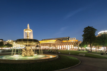 Stuttgarter Schlossplatz mit Brunnen bei Sonnenuntergang