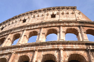 Majestatyczne coloseum w Rzymie na tle niebieskiego nieba, Włoch