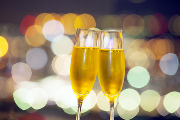 シャンパングラスで乾杯