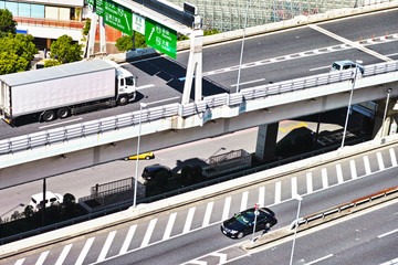 高速道路の行き先案内とトラック