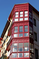 Obraz premium Façade d'immeuble au soleil, ciel bleu