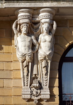 Cariatides anciennes sur fa&ccedil;ade