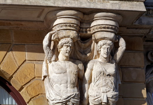 Cariatides anciennes sur fa&ccedil;ade