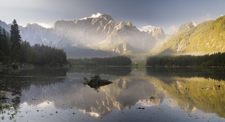 	Jezioro alpejskie spowite porannymi mgłami - obrazy, fototapety, plakaty