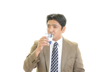 水を飲む笑顔の男性