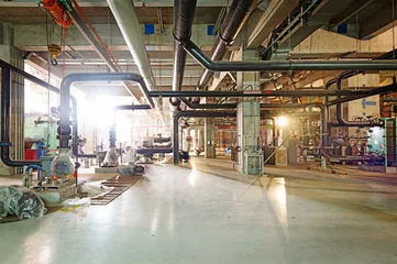 Tapeten Industriegebäude Geräte, Kabel und Rohrleitungen, wie sie im Inneren von Industrieanlagen zu finden sind