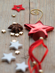 Weihnachtsdekoration auf Holztisch