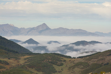Obraz na płótnie Canvas Pico Yordas y niebla en el embalse de Riaño.