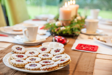 Kaffeetafel mit Weihnachtsplätzchen