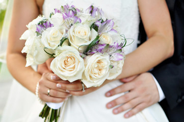 Obraz na płótnie Canvas Bride and groom with colorful bouquet