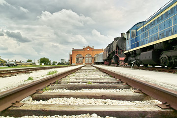 Fototapeta premium Ferrovia con la stazione in fondo
