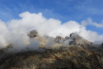 cime tra le nubi nella valle di Goschenen - Svizzera