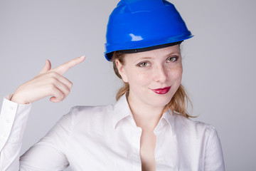 Junge Ingeneurin mit Schutzhelm