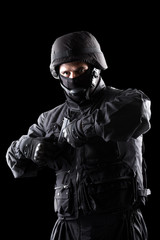 Naklejka premium Spec ops soldier on black background