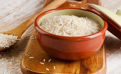 Obraz na płótnie Canvas Rice in a clay brown bowl.