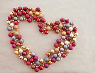 Herz aus bunten Christbaumkugen