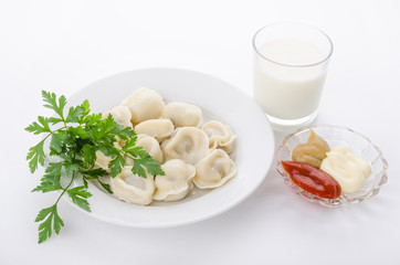 Тарелка с пельменями