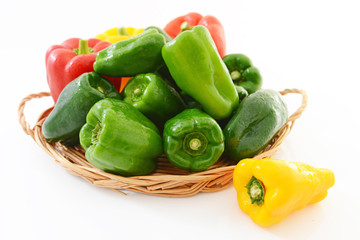 新鮮なピーマンとパプリカ