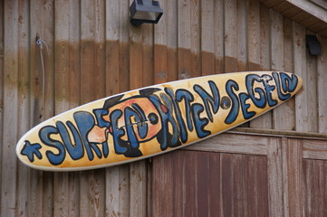 Suerboard an Wand