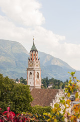 Fototapeta na wymiar Meran, Altstadt, Stadt, Pfarrkirche, Herbst, Vinschgau, Italien