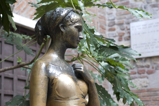 Statue von Julia, Verona, Brust ber&uuml;hren und sich was w&uuml;nschen