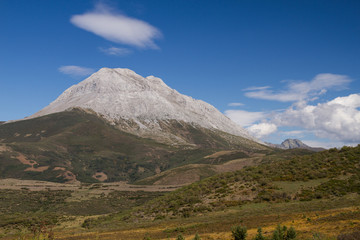 Fototapeta premium Pico Espigüete y Curavacas al fondo. Montaña Palentina.
