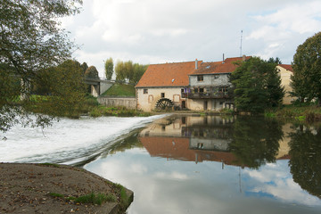 Fototapeta na wymiar Moulin à eau sur la Sarre