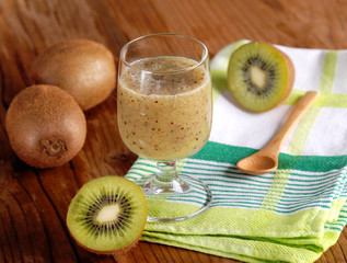 frullato di kiwi con ingredienti intorno