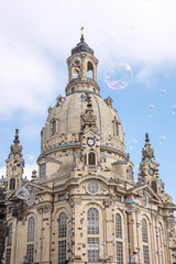 Obraz premium Soap Bubbles at Dresden Frauenkirche