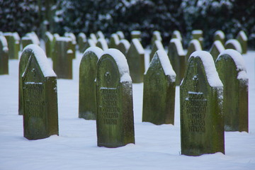 Kriegsgräber mit Schnee